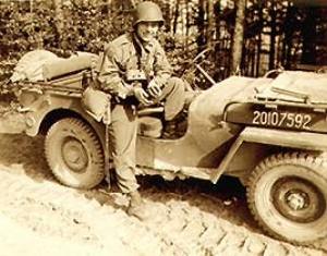 （圖）美軍隨軍記者和他的吉普車在法國前線 