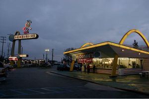 位於美國加州Downey的麥當勞分店，是早期的麥大道型式的分店之一