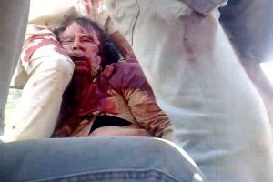 截屏圖片顯示被擊斃後的卡扎菲