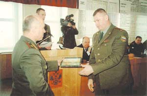 俄總參軍事學院的將軍向學員頒發畢業證書。