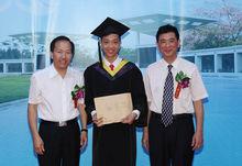 梁冠軍先生(左一)及學院領導與獲獎學生合影