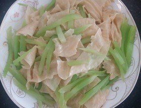 豆皮炒萵苣 豆皮炒萵苣