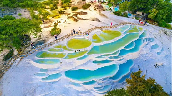 不用遠赴土耳其也能看到“棉花堡”?雲南這處當地人才知的秘境