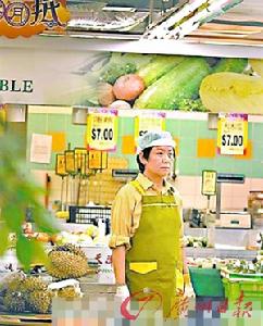 鮑起靜在片中飾演賣水果的檔主