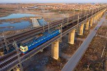 大秦鐵路貨物列車駛過御河橋