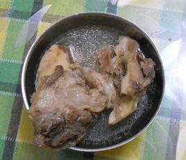 土茯苓五指毛桃煲豬骨