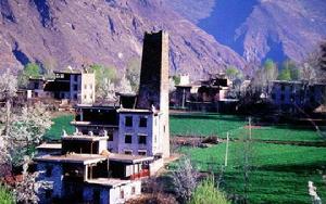 橫斷山下的居民區