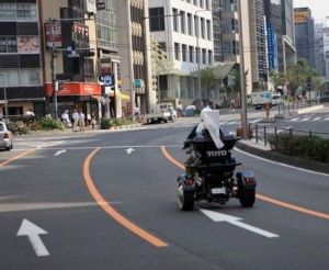 日本公司推出馬桶環保機車 用糞便作燃料