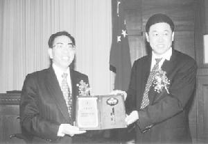（圖）2003年11月23日，廈門市人民政府市長張昌平先生將“廈門市榮譽市民”證書授予陳仲升先生 