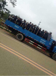 滿載施工方人員的卡車