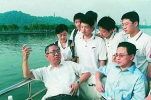 與大師對話——2003年9月13日，杭州二中的學生與哈佛大學教授、中科院第一位外籍院士、美國國家科學院院士、浙江大學數學研究中心主任丘成桐先生進行了一場別開生面的數學對話