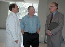 北醫三院整形外科教授－－李東（左一）