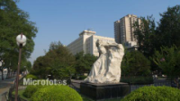 坐落在北京復興門西北角的和平少女雕像