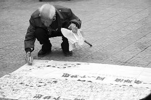 北巴東民間爭取鄭渝鐵路過境活動中，一名老人在簽名