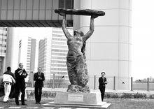 維也納聯合國中心前的《女媧補天》雕塑
