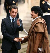 卡扎菲與薩科齊握手
