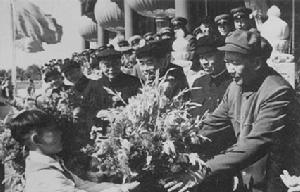 北京市少先隊員代表向毛主席獻花