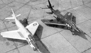 F3H-2N（左）與 F3H-1N 並列停放，-2N 的機翼面積增加了