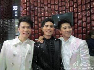 喝彩（從左到右：陳健豪，黃嘉威，陳冠中）