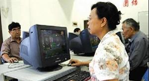 酣戰網遊的老年人