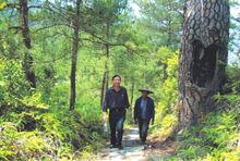 鍾炳文與新樓村黨支書雷德松下鄉調查