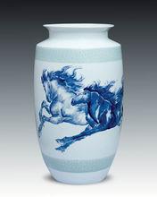 余斌《萬馬奔騰》瓷瓶