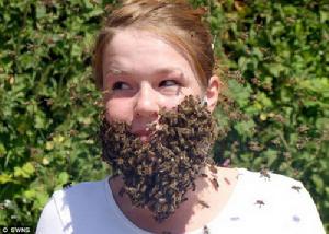 英國女孩驚險表演為旅行籌款：讓蜜蜂爬滿臉頰當“鬍子”