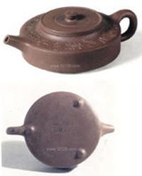 三足乳鼎扁壺 三足乳鼎扁壺