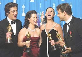 除了“最佳女配角”瑪茜亞蓋哈頓(左二)，“最佳男女主角”羅素克洛(右起)、茱莉亞羅拔絲和“最佳男配角”貝尼西奧迪托路的成績都在預料當中。