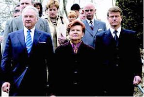 屢翻歷史舊賬：在俄羅斯向三國領導人發出參加60周年慶典的邀請之後,他們予以拒絕,並遞交聯名信,要求俄羅斯為蘇聯於1940年吞併其國家做出道歉。他們表示,俄羅斯5月9日的慶祝活動沒有考慮到波羅的海三國人民的痛苦經歷,“在二戰結束時歐洲的一半並沒有得到自由,而是被剝奪了國家的地位、獨立和主權”。