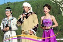 三位盛裝登場的主持人