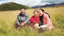 胡忠、謝曉君和女兒在甘孜州塔公草原上