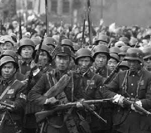 國軍將領脫離部隊先行逃跑後不久，南京守軍隨即就陷入一片混亂。這時的國軍官兵臉上充滿著茫然，驚慌和恐懼