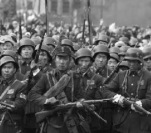 國軍將領脫離部隊先行逃跑後不久，南京守軍隨即就陷入一片混亂。這時的國軍官兵臉上充滿著茫然，驚慌和恐懼