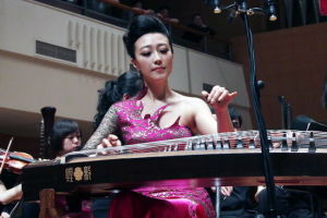 蘇暢深情演奏-蘇暢古箏音樂會感動全場