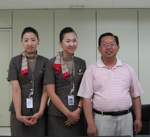 與韓國濟州機場空姐合影