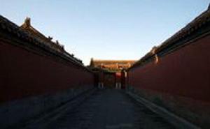 宮牆過道。張裕妃就在這種環境被軟禁餓死