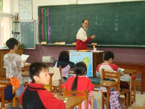 賽夏語是台灣高山族自稱為賽夏(ｓａｉｓｉｙａｔ)人說的語言。主要分布在台灣阿里山和五峰山一帶山區，包括新竹縣五峰鄉大隘、花園、桃山等村；娥眉鄉藤坪 村；北埔鄉內坪、大坪等村；苗栗縣南莊鄉蓬萊、東河、南江、西村、獅山等村；獅潭鄉百壽村。人口約2千。賽夏語屬南島語系印度尼西亞語族台灣排灣語組，是一種多音節的粘著性語言。可劃分為大隘和東河兩個方言。方言差別主要在語音上。現新竹縣五峰鄉大隘等村的賽夏語已趨消亡，苗栗縣南莊鄉東河村的個別地方，如向天湖，尚有成年人，甚至小孩還在積極使用。賽夏語音系包括17個輔音，6個元音。音節結構有元音(ｖ)；輔音+元音(ｃｖ)；元音+輔音(ｖｃ)；輔音+元音+輔音(ｃｖｃ)4種。重音一般落在最後一個音節上。賽夏語的詞大多是多音節的，詞根前，後可加附加成分，詞根第一個音節輔音和元音之間可加中加成分。此外詞的重疊也是一重要的構詞手段。    詞從語法上可以分成名詞、代詞、數詞、形容詞、動詞、副詞、連詞、助詞8類。名詞有主格、屬格、賓格；代詞有人稱、數、格；動詞有時、態、式等語法範疇。句子的基本語序是謂語在前，主語在後，賓語在主語後。 