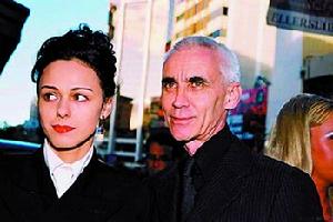 李·塔瑪霍利(右)與妻子(左)合影