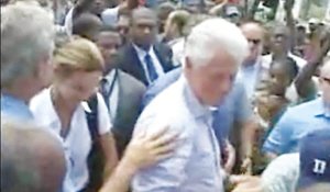 布希的手出現在柯林頓的肩膀上