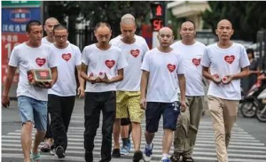 2015年/月1日，在合肥，11位白血病患兒父親集體剃光頭，在街頭賣水為孩子們籌集治病錢