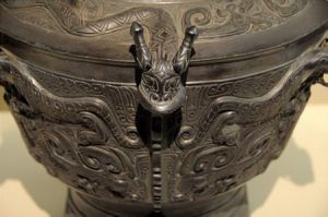 龍虎紋銅尊 龍虎紋銅尊