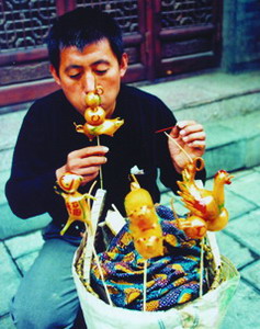 小棍挑麥芽糖料，撮口吹捏成形：或人或猴，或豬或狗，一個個生動稚趣。過去，街市吹糖人最為兒童所喜。當今的兒童是生活太甜蜜而不喜吃糖，還是怕手捏嘴吹易傳染疾病？吹糖人已很少見到，且生意清淡。或許有一天，吹糖人消失，吹糖技藝失傳。(攝於北京什剎海)