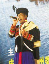 “彝族高腔王子”沈爾阿培深情演唱