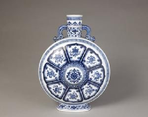 清乾隆青花八寶紋雙耳寶月瓶 清乾隆青花八寶紋雙耳寶月瓶