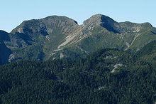 近觀雪山一號(左)、二號(右)圈谷