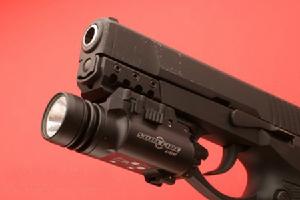 （圖）國產92式5.8毫米戰鬥手槍加裝戰術手電