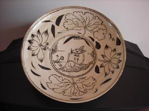 白釉褐彩如意形鹿紋枕 