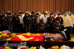 張寧海家屬向張寧海遺體告別