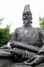 陳壽青銅塑像